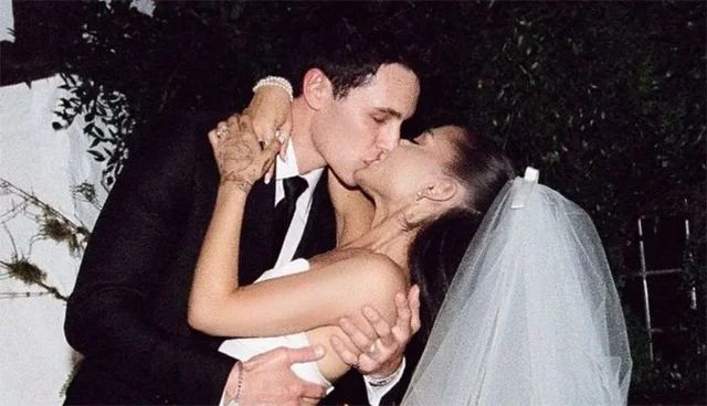 Ariana Grande en su boda con Dalton Gomez
