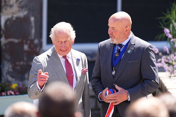 El rey Carlos III inagura el tradicional partido de hand ba' durante su visita a Jedburgh, en la región escocesa de las Scottish Borders