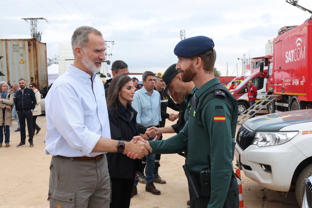 Reyes saludando a la guardia civil de las zonas afectadas por la DANA