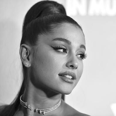 ariana grande con ojo de gato y extensiones de pesta as