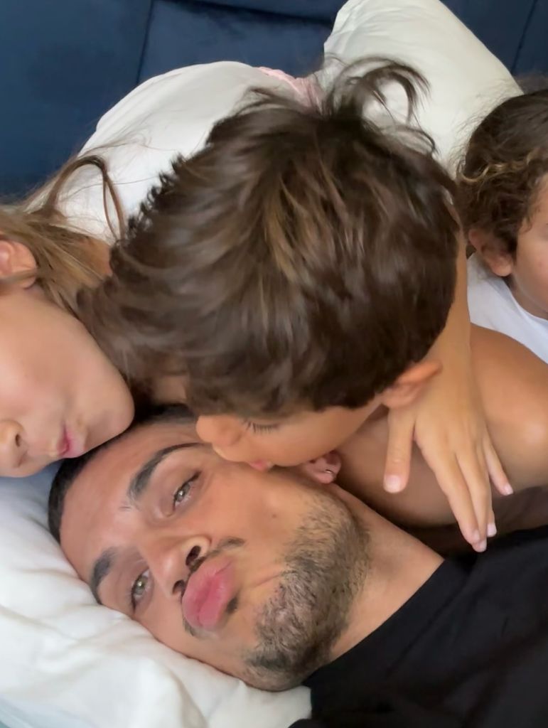 El futbolista con sus 3 hijos
