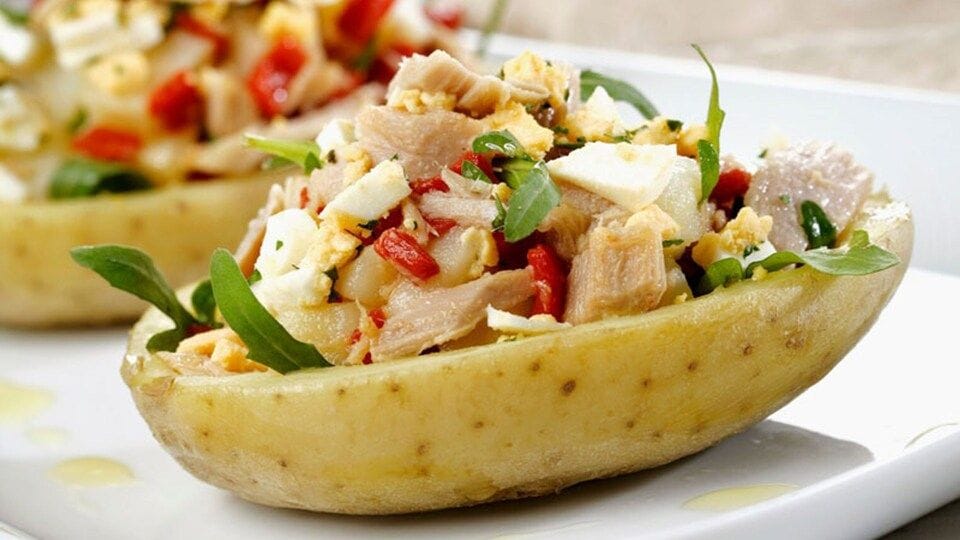 Patatas rellenas de ensalada de atún
