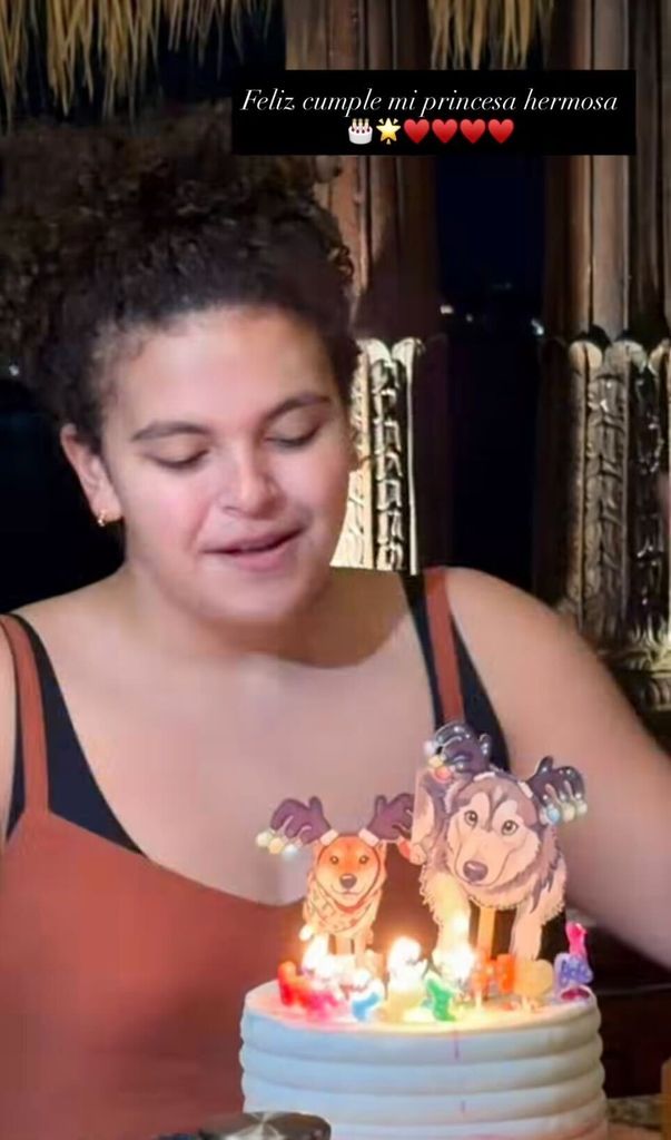 Lucerito Mijares apagó las velitas de su pastel por su cumpleaños 21