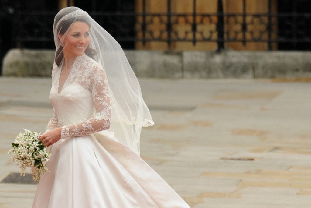Kate luciendo su espectacular vestido de novia diseñado por Sarah Burton para Alexander McQueen