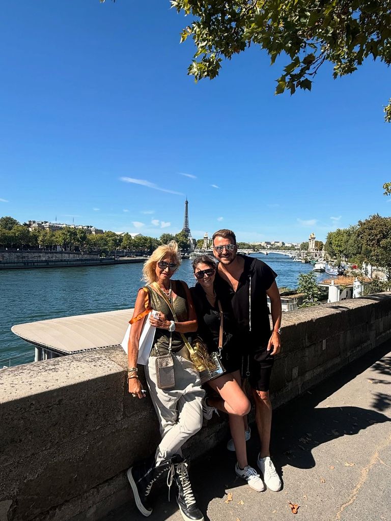 Adela Micha con su yerno y su hija en el río Sena