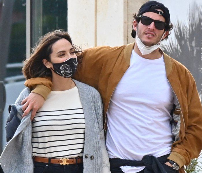 Tamara e Íñigo pasean enamorados 