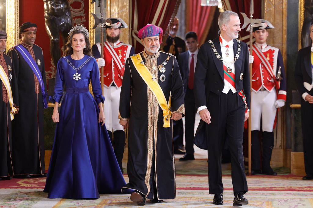 El rey Felipe VI y la reina Letizia de España, junto con el sultán de Omán