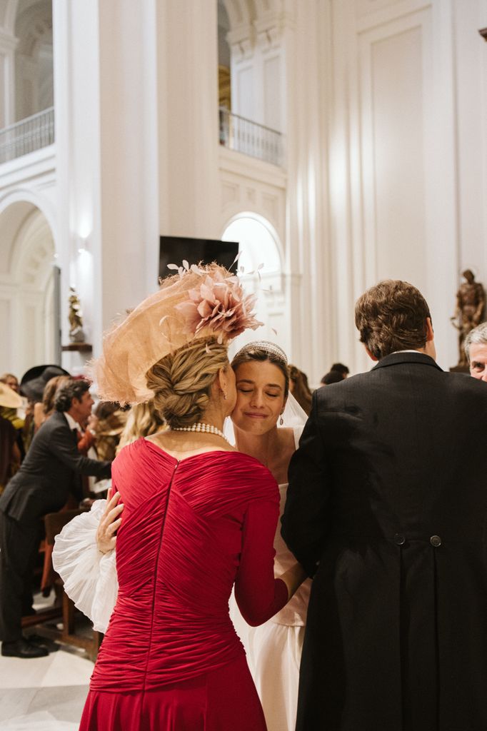 Peinados para madrinas de boda con tocado