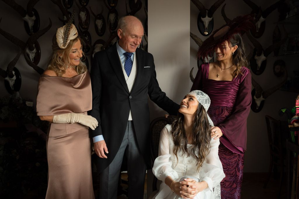 Novia con su padre, su madre y su hermana en casa