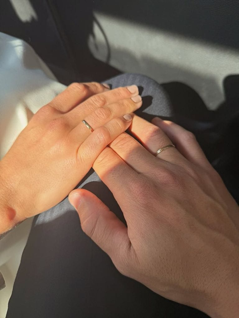 Sofía y Fernando mostrando sus alianzas