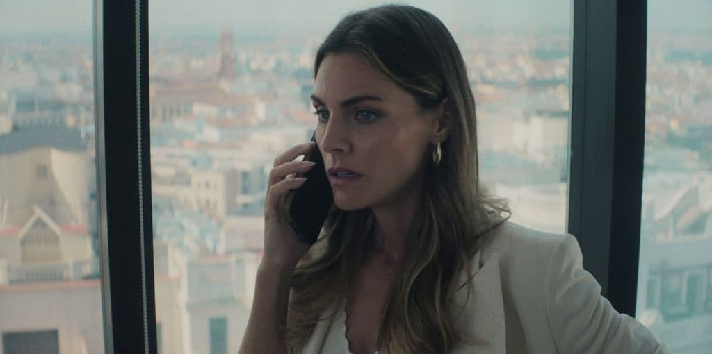 Amaia Salamanca es Amanda, una mujer exitosa a la que muy pocos conocen en realidad