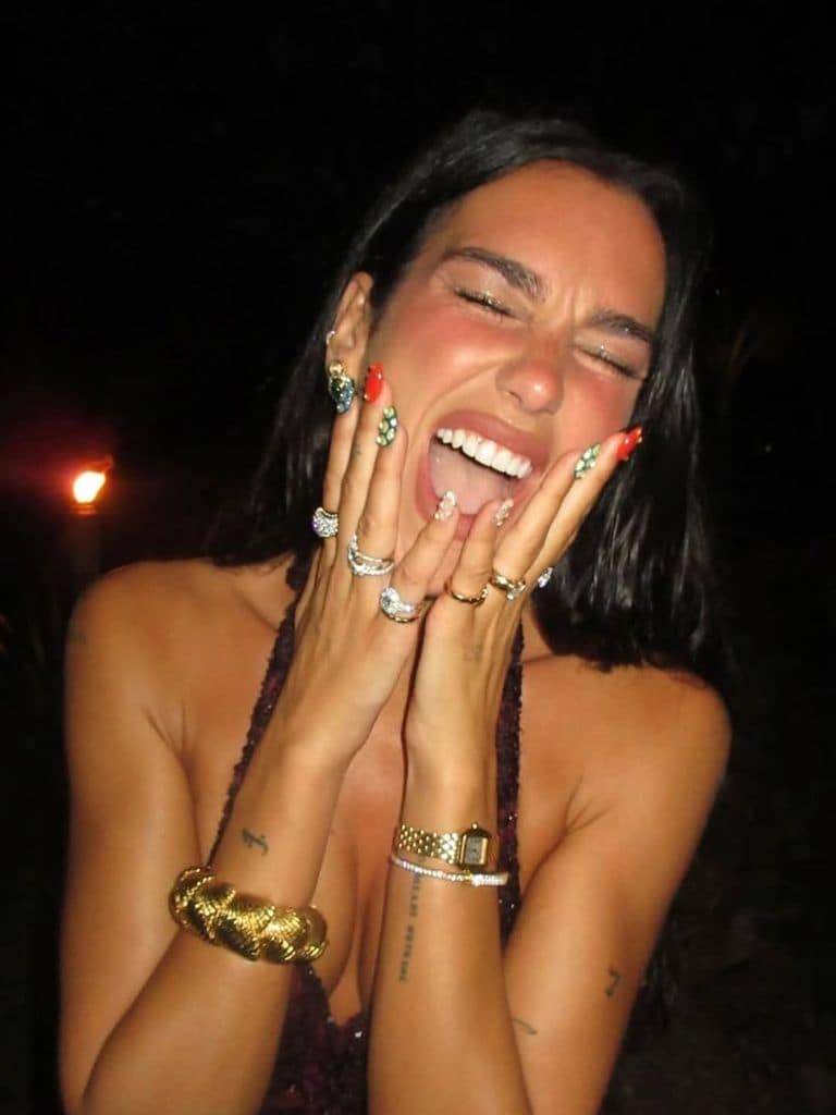 La cantante no teme jugar con el diseño de sus uñas.