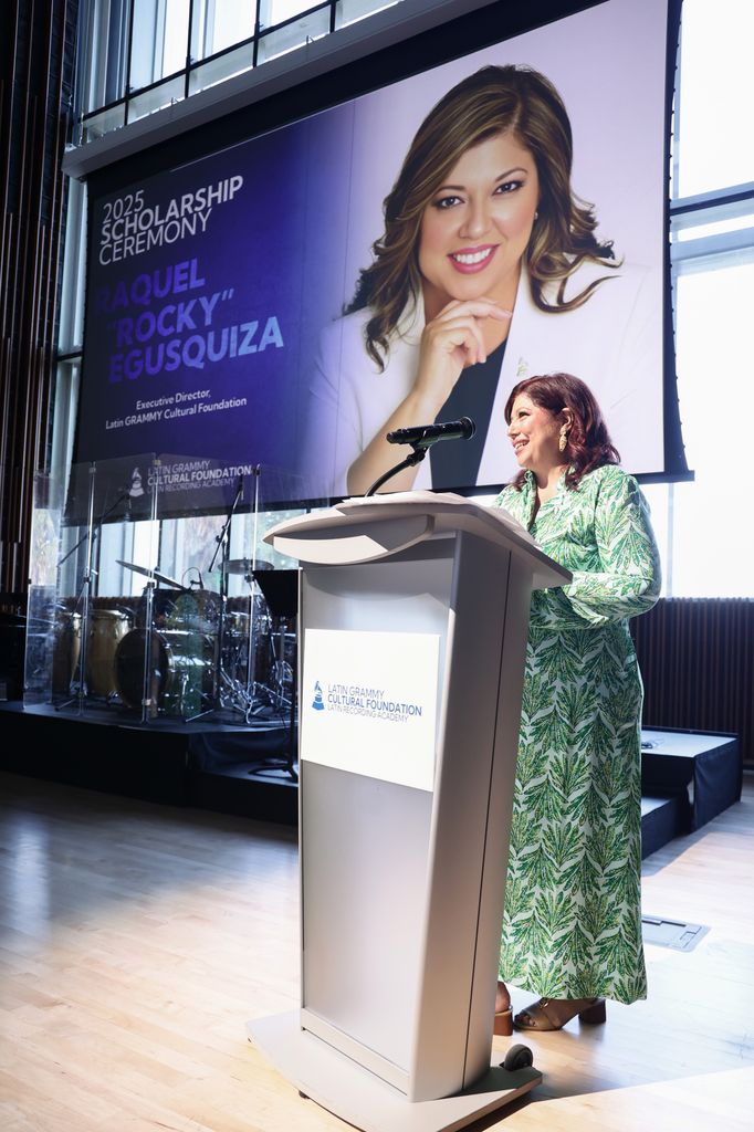 Raquel 'Rocky' Egusquiza en la ceremonia de entrega de las becas de la Fundación Cultural Latin Grammy.