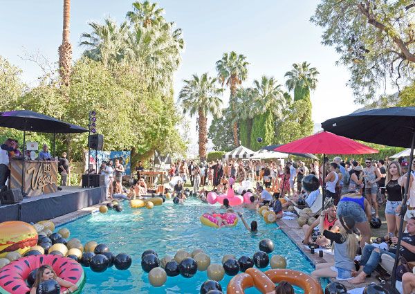 Ambiente en una de las pool parties que tuvo lugar durante el primer fin de semana del Festival de Coachella 2016. Los asistentes a la fiesta What Happens Here Stays Here (WHHSH) disfrutaron de una jornada de música y diversión en un escenario inmejorable.
