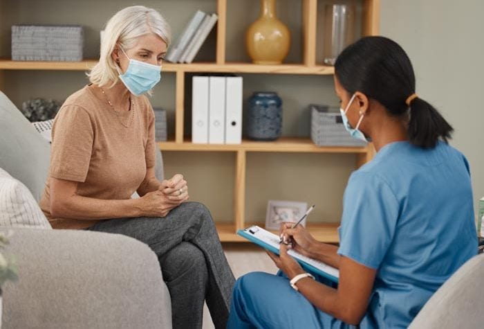 mujer en la consulta con mascarilla
