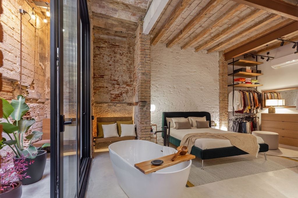 Dormitorio con vigas de madera y bóveda catalana. 