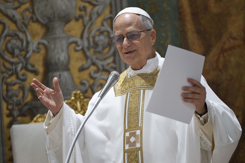 El Papa León XIV celebrando su primera homilía como pontífice