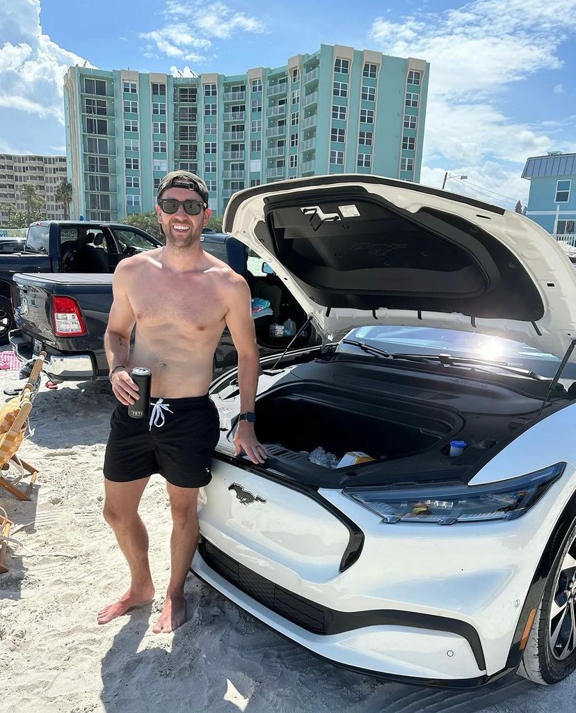 Matthew Lewis posando en su Instagram