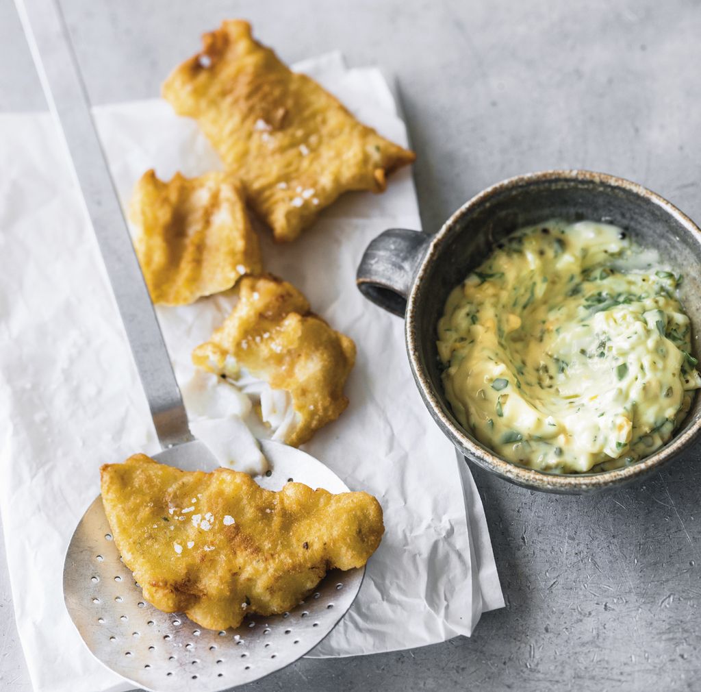 La salsa tártara hace muy buen tándem con las recetas de pescado.