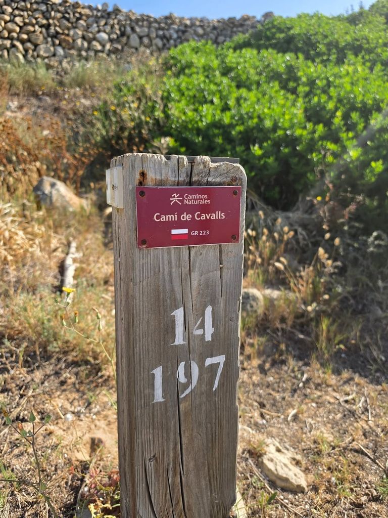 Camí de Cavalls, la célebre ruta que bordea la costa menorquina.