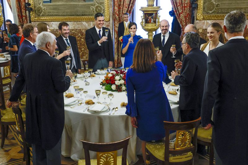 La princesa Leonor brinda con los comensales que le acompañan en la mesa