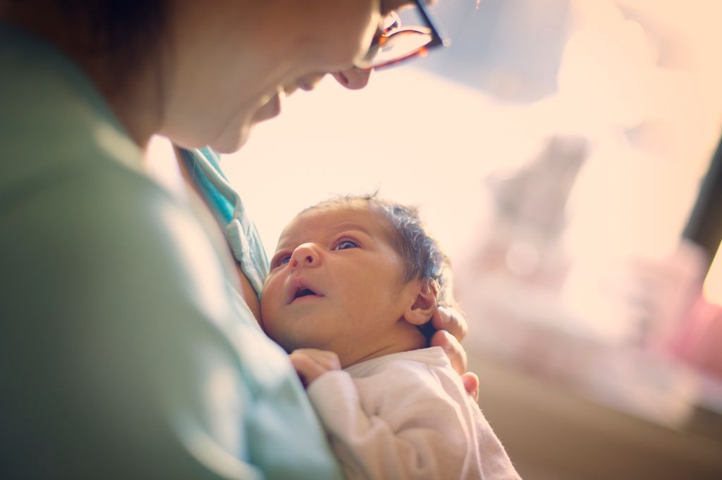 Recién nacido mirando a su madre