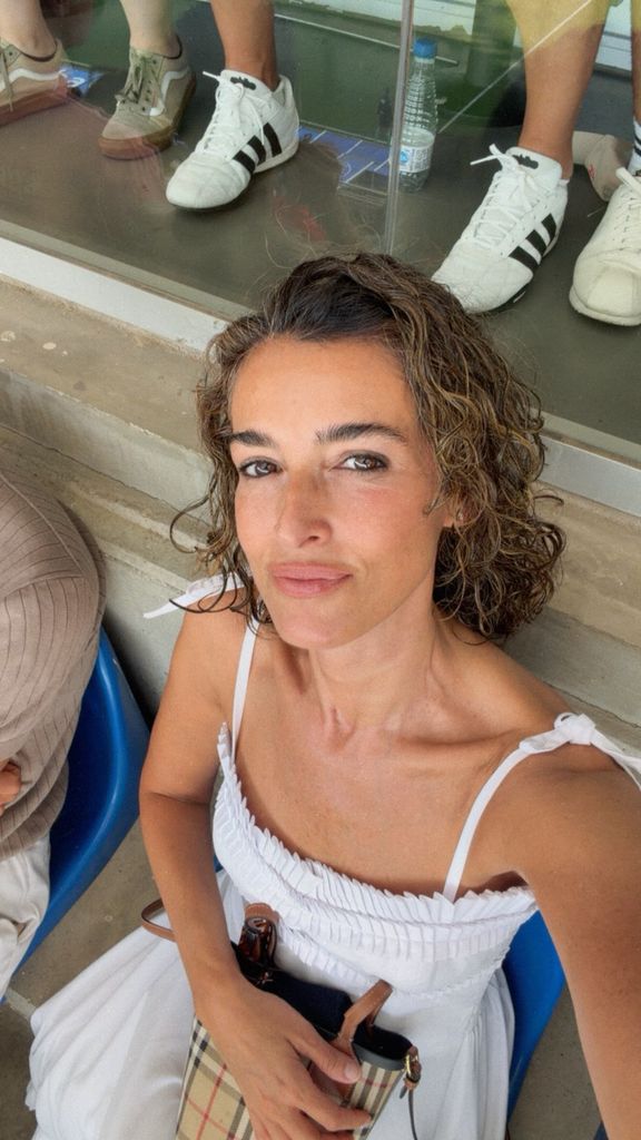 Blanca Romero, este domingo en Mendizorroza apoyando a Quique Sánchez-Flores