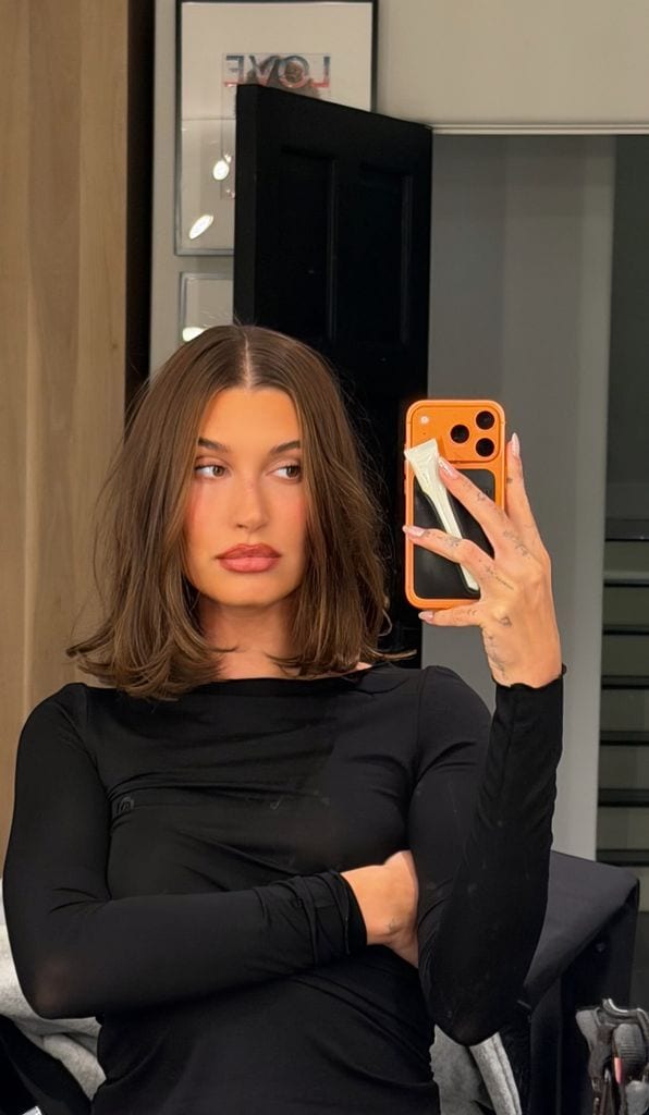Hailey publicó su nuevo look en sus historias de Instagram.