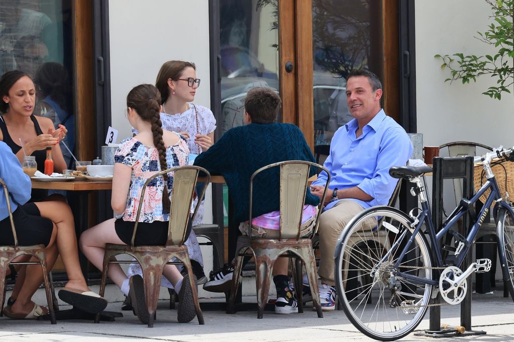 Photo Â© 2024 Backgrid/The Grosby Group   *TV CONSULT PRICE*  *PREMIUM EXCLUSIVE*  Santa Monica, July 04, 2024.  Ben Affleck, seemingly happy and in a good mood, while still wearing his wedding ring, was seen enjoying breakfast with his kids on the 4th of July, making the most of the holiday morning together. ***  Ben Affleck, aparentemente feliz y de buen humor, mientras llevaba su anillo de bodas, fue visto disfrutando del desayuno con sus hijos el 4 de julio, aprovechando juntos al mÃ¡ximo la maÃ±ana festiva.