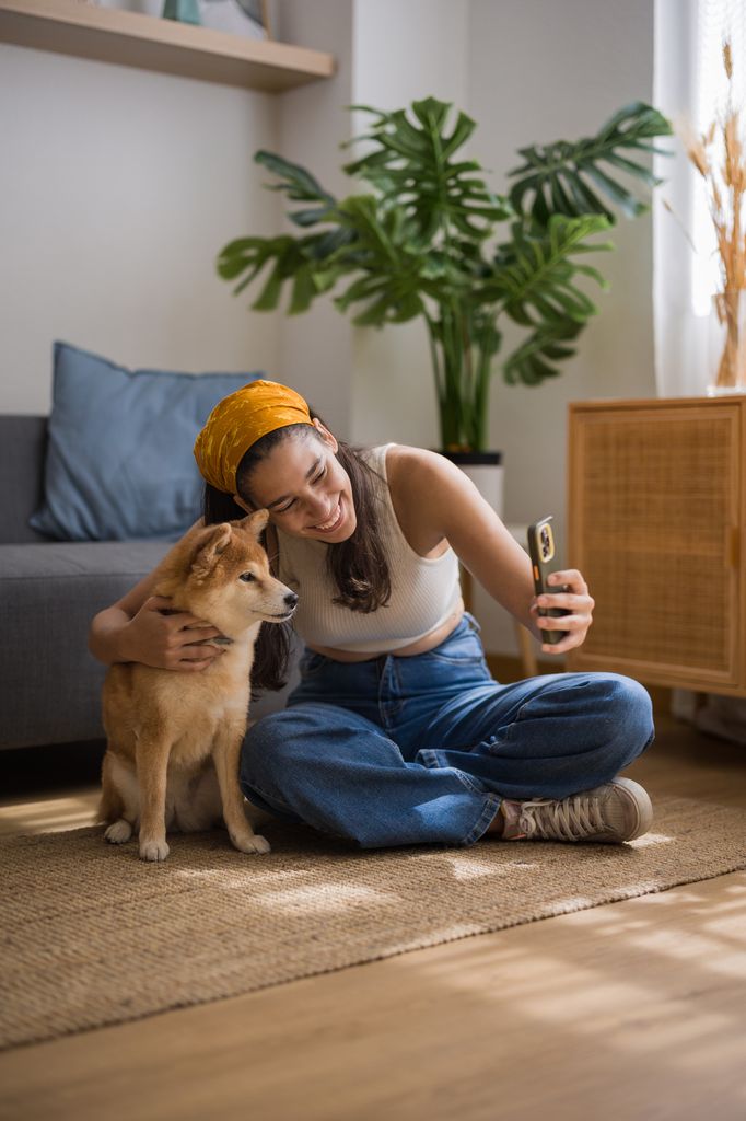 chica selfie perro