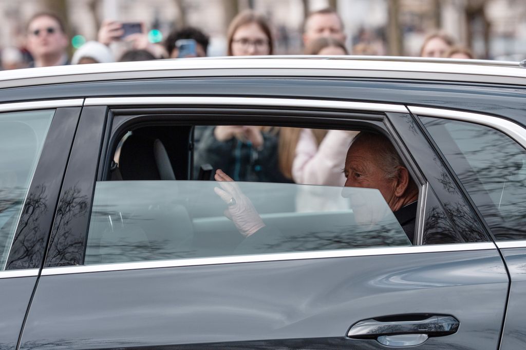 Carlos III saluda a su salida del hospital