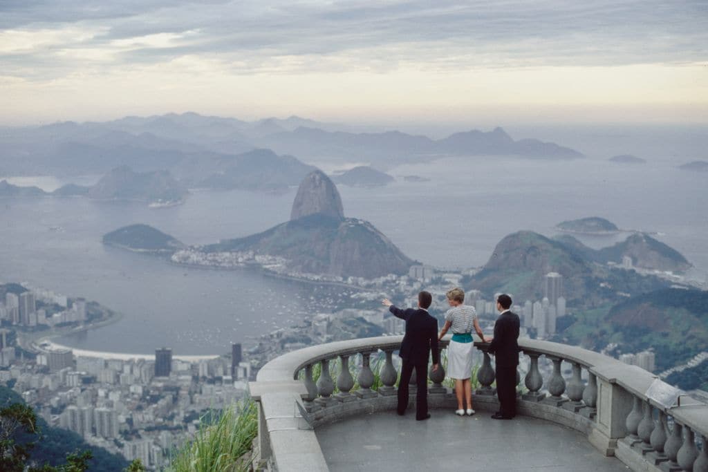 La princesa Diana admirando la ciudad de Río de Janeiro desde el Cerro del Corcovado, donde se ubica el Cristo Redentor. La imagen fue tomada el 25 de abril de 1991.