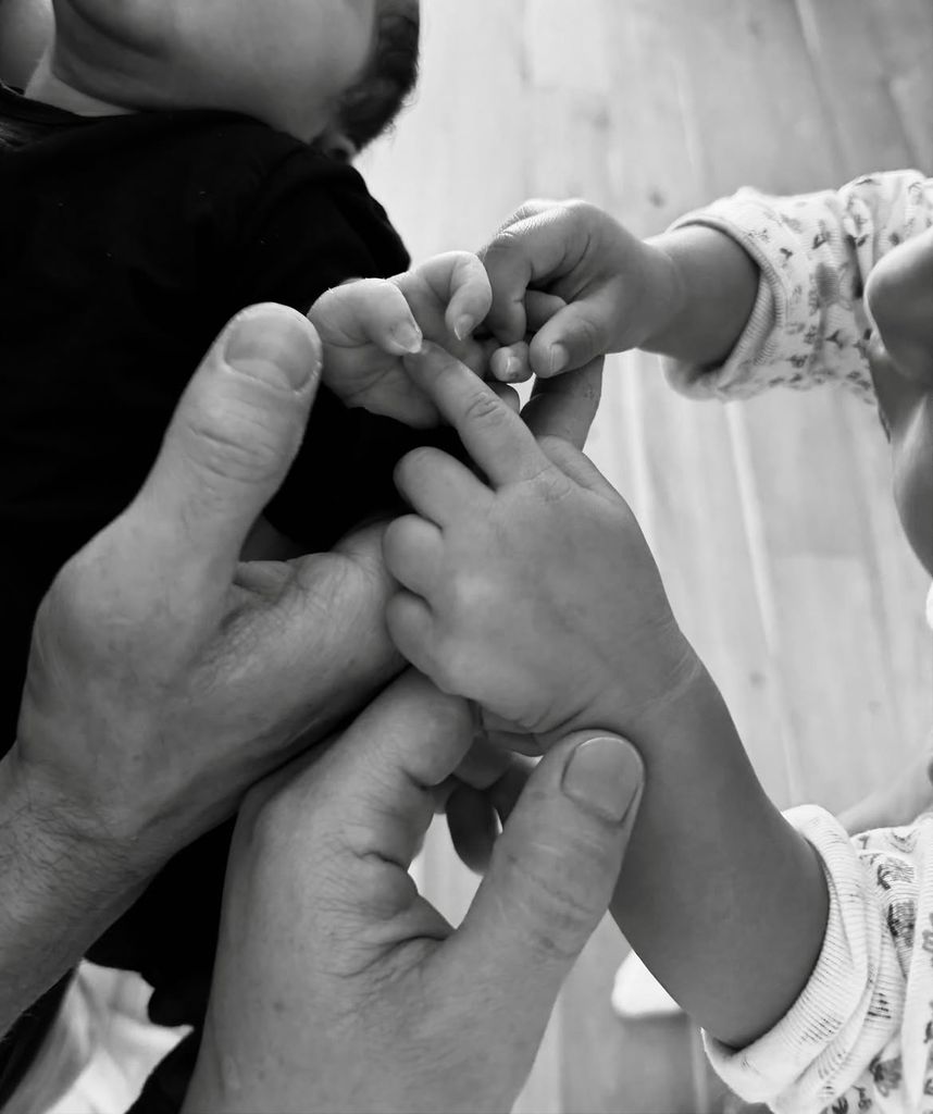 La modelo acompañó la feliz noticia con una tierna fotografía en blanco y negro en la que la pequeña Ke'ala Coral acaricia la mano de su hermano recién nacido, Rock-Anthony Makoa