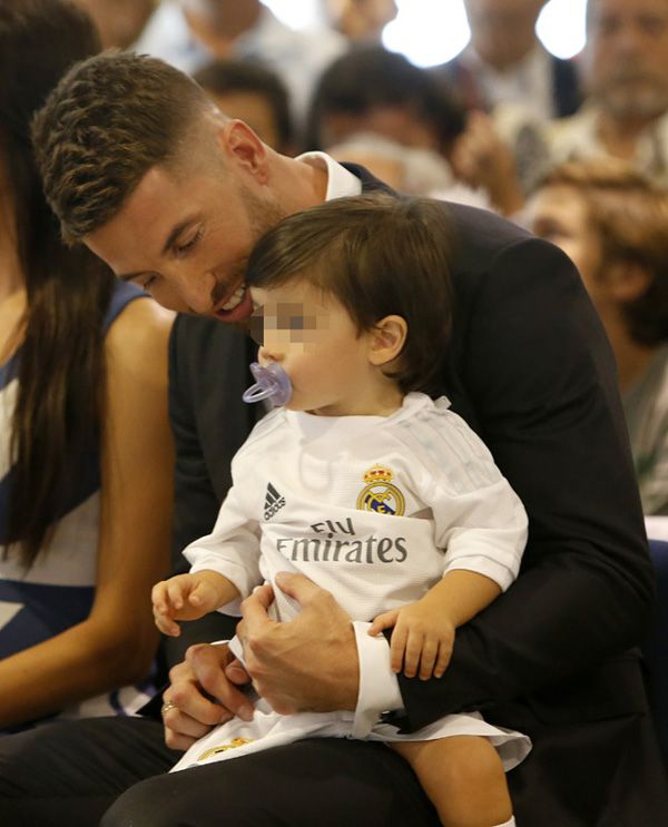 Sergio Ramos ha querido compartir este día tan importante en su carrera profesional con Pilar Rubio y el pequeño Sergio, a los que echó mucho de menos durante el tiempo que la pretemporada del club le tuvo entre China y Australia
