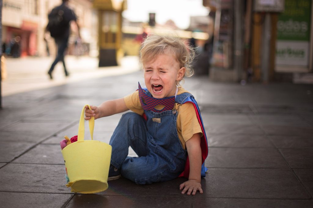 niño llorando, con una rabieta en la calle