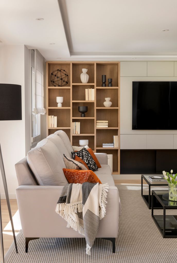 Librería del salón ordenada