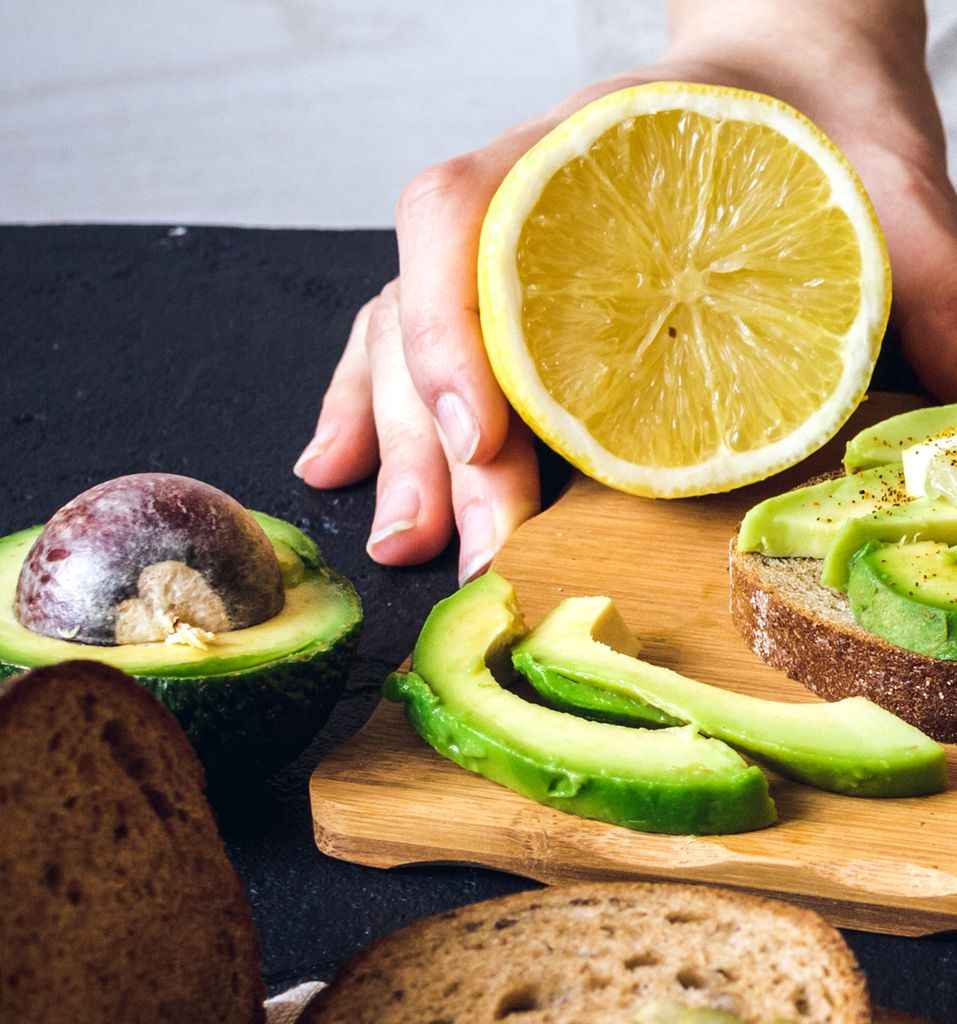 El limón ayuda a retrasar la oxidación del aguacate.