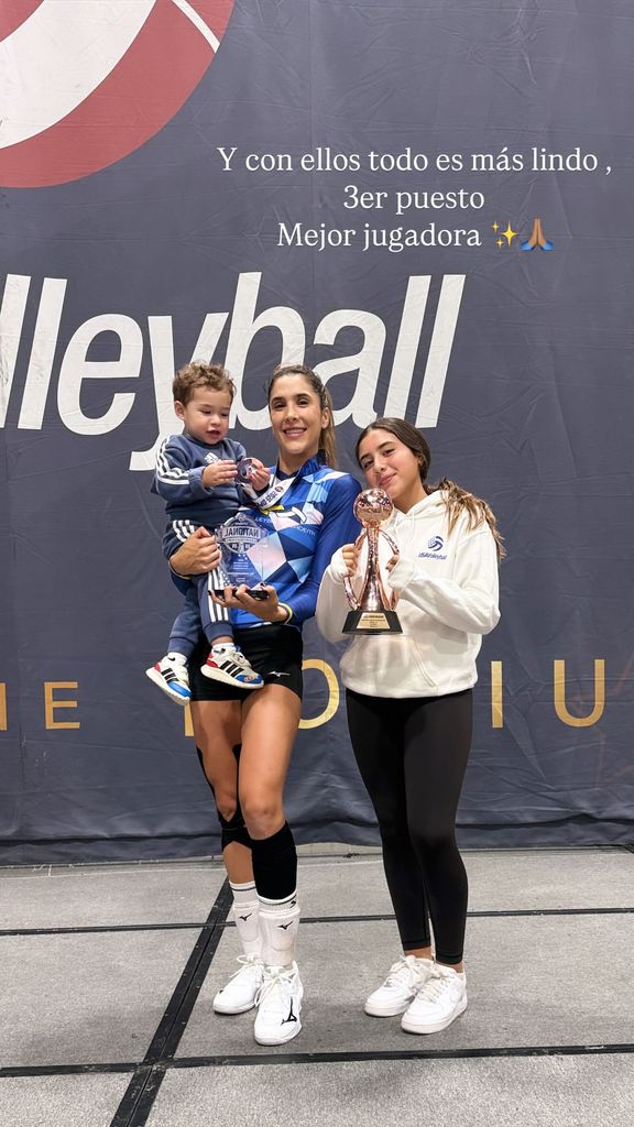 Daniela Ospina celebró su logro en voleibol junto a sus hijos Lorenzo y Salomé