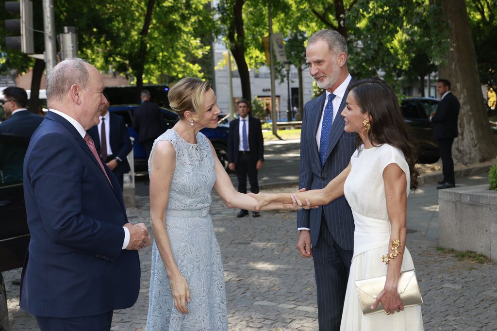 El saludo entre la reina Letizia y Charlene de Mónaco