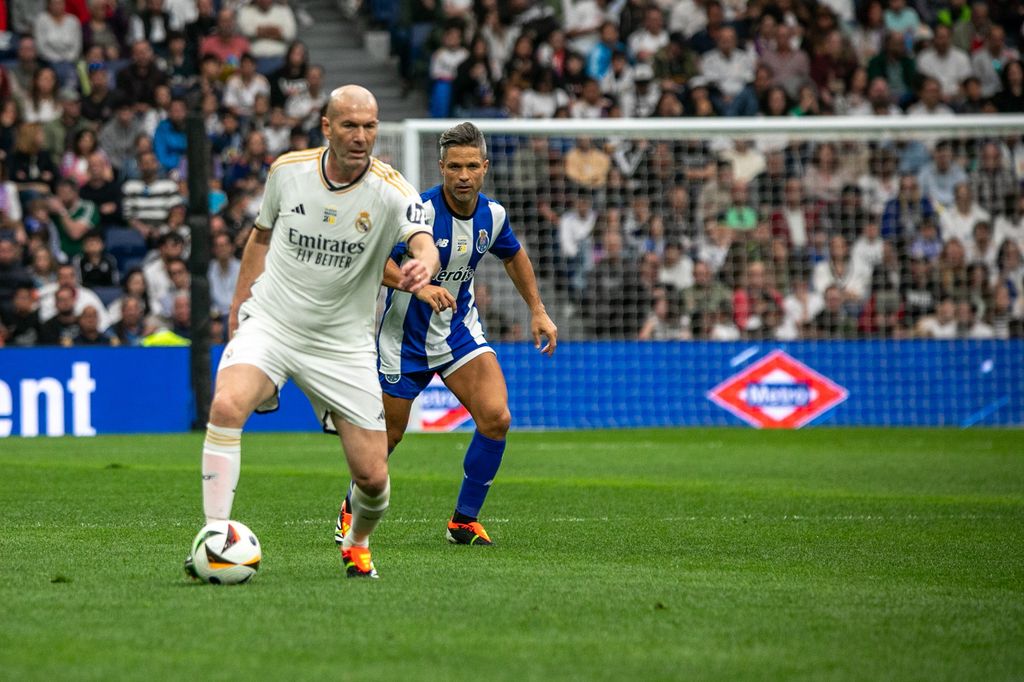 Zidane defendiendo la camiseta del Real Madrid en un partido de veteranos