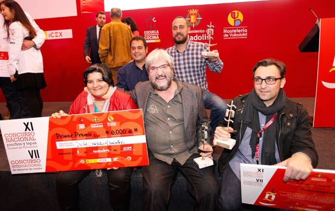 Foto de grupo de los premiados. En la primera fila, a la izquierda, una feliz Isabel González, autora de la tapa ganadora.
