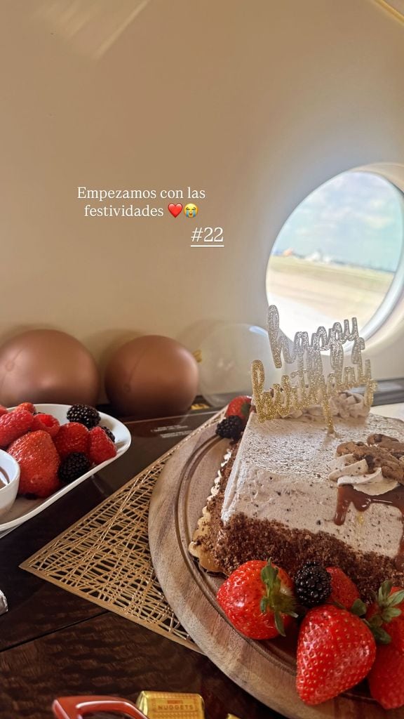 Ángela Aguilar comparte una foto de los primeros detalles que ha recibido por su próximo cumpleaños.