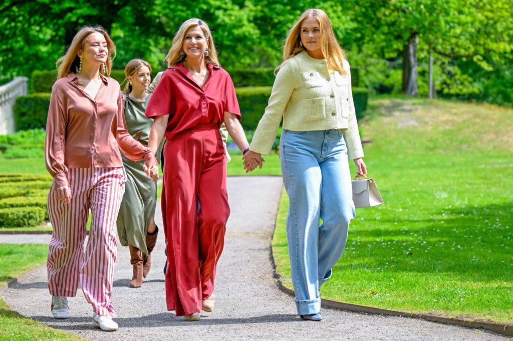 Máxima de Holanda, de la mano con sus hijas Amalia y Ariane