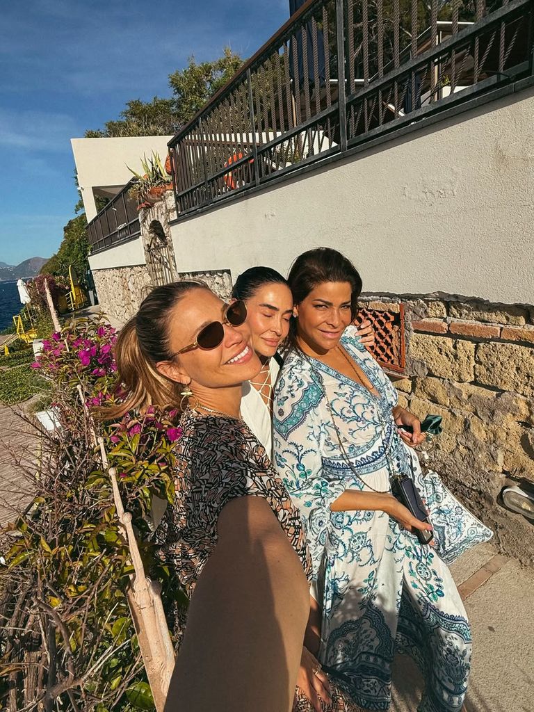 Carla Pereyra en su escapada a Capri, Italiana, con Simeone y amigos como Vicky Martín Berrocal.