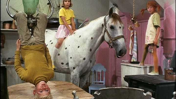 Pîppi vive sola con un caballo y un mono y sus mejores amigos son Annika y Tommy