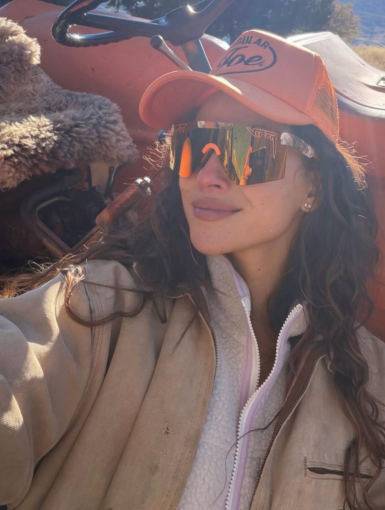 Adria Arjona se mostró feliz con su regalo.
