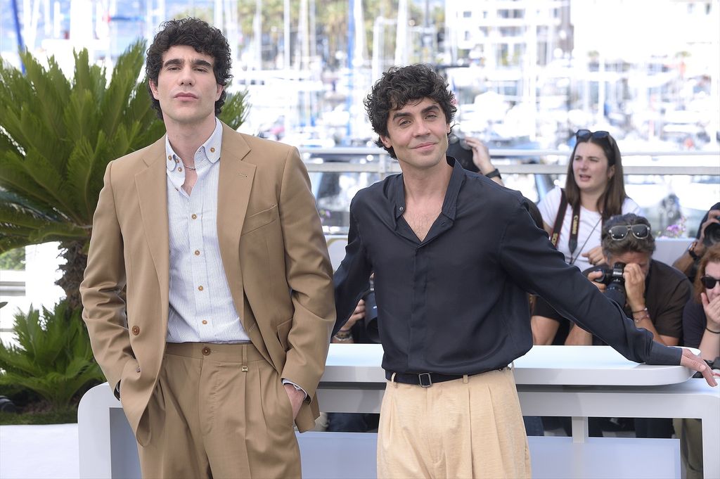 Javier Calvo y Javier Ambrossi durante el photocall de 'La bola negra' en Cannes