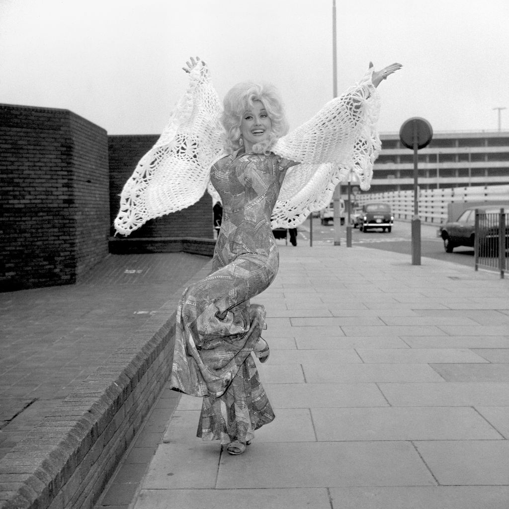 La cantante americana, Dolly Parton, a su llegada al International Festival of Country Music en Wembley.