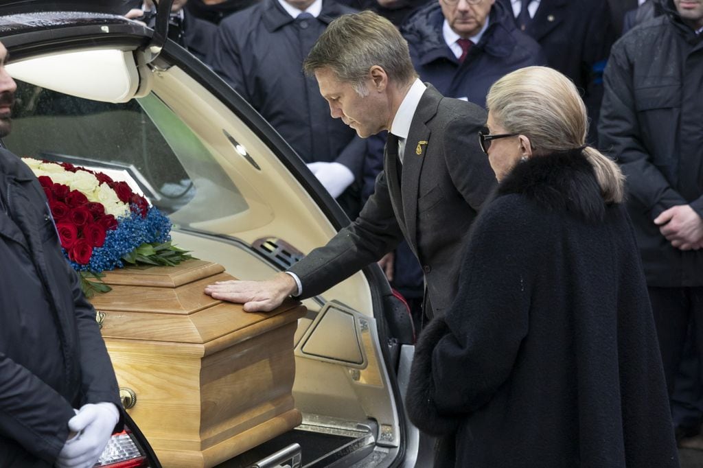 Dos imágenes del funeral de Víctor Manuel de Saboya, hijo de último Rey de Italia, en Turín: su hijo y heredero, Manuel Filiberto, se despide de sus restos mortales al lado de su madre, Marina Doria