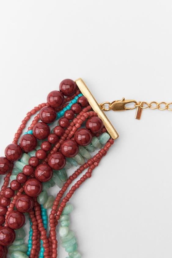 Collar múltiple con aplicación de piedras y abalorios a color